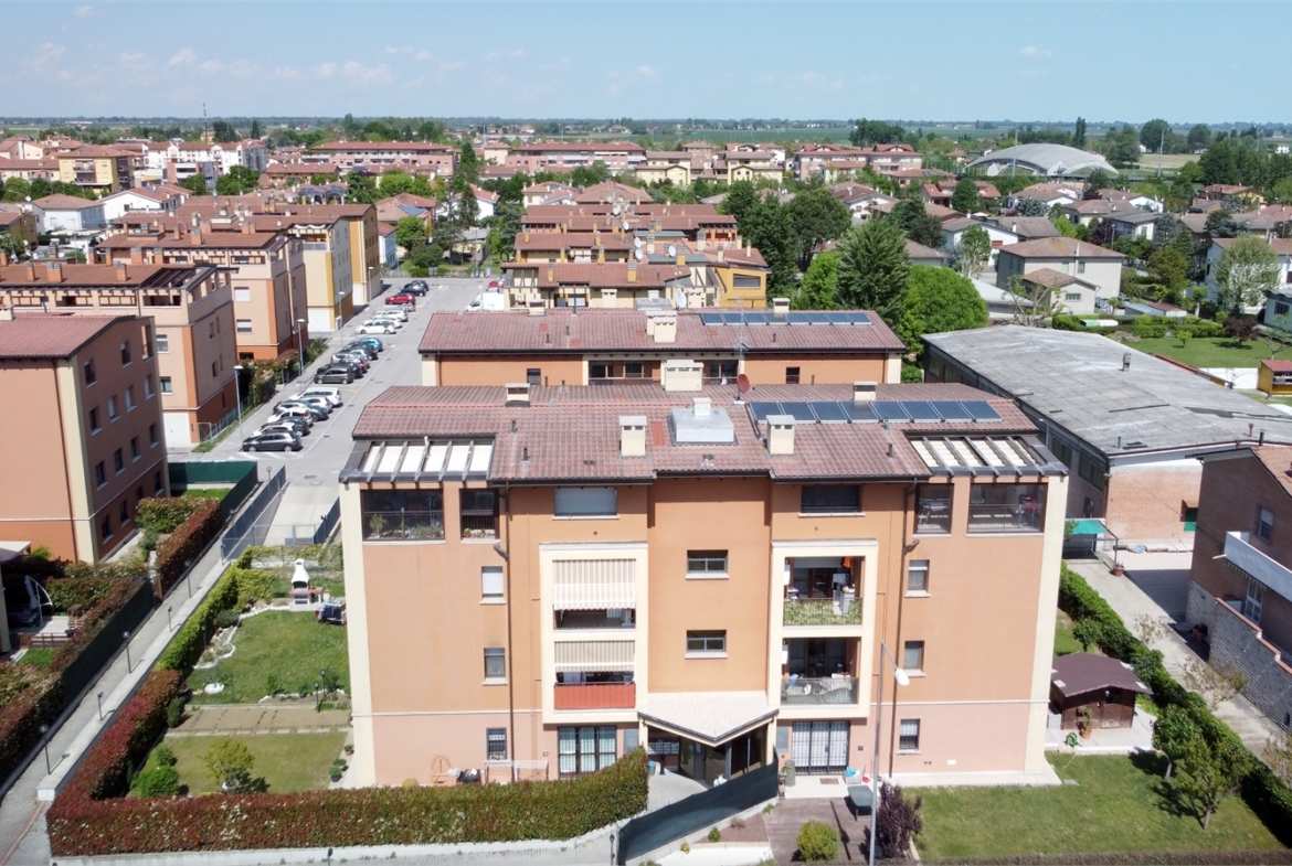 APPARTAMENTO CON 2 AMPIE CAMERE, 2 BAGNI E GARAGE
