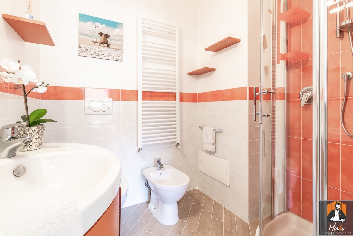 APPARTAMENTO CON 2 AMPIE CAMERE, 2 BAGNI E GARAGE