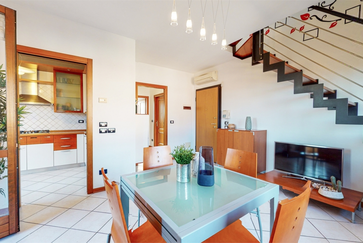 APPARTAMENTO, 2/4 CAMERE, 2 BAGNI E GARAGE