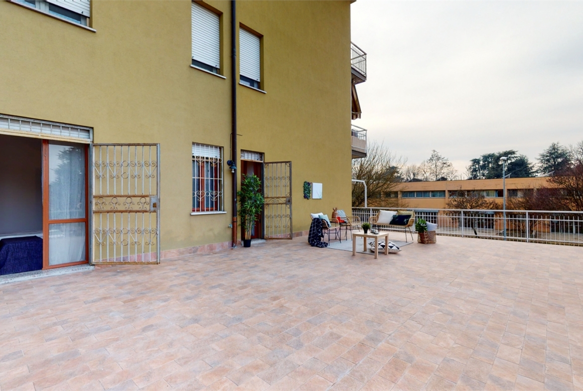APPARTAMENTO CON TERRAZZO DI 90MQ E GARAGE