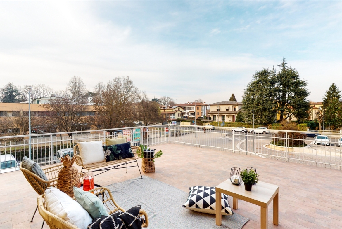APPARTAMENTO CON TERRAZZO DI 90MQ E GARAGE