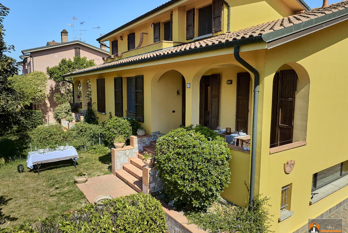 FUNZIONALE, SPAZIOSA ED ELEGANTE CASA A BARICELLA, BOLOGNA