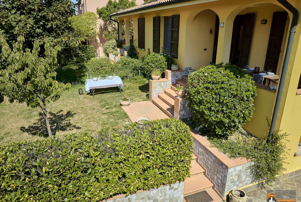 FUNZIONALE, SPAZIOSA ED ELEGANTE CASA A BARICELLA, BOLOGNA