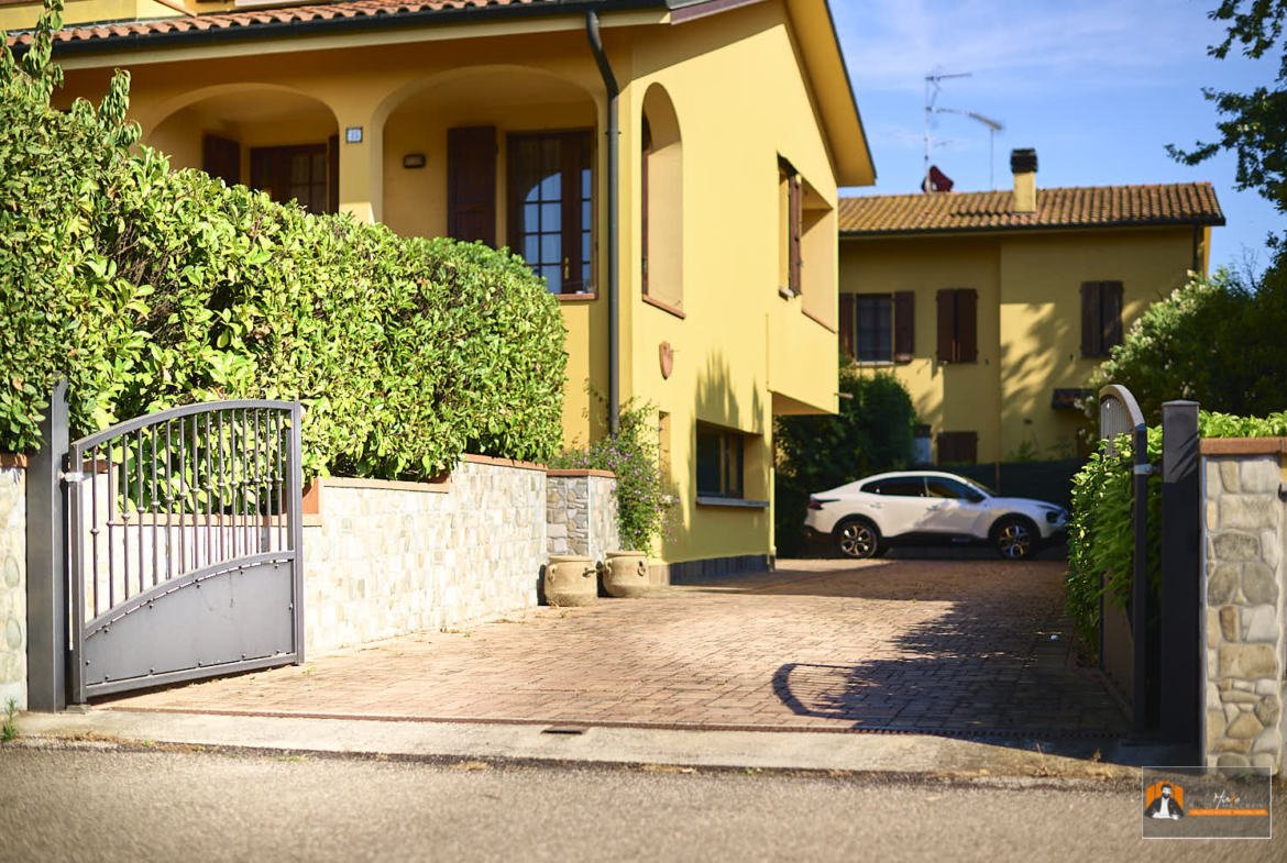 FUNZIONALE, SPAZIOSA ED ELEGANTE CASA A BARICELLA, BOLOGNA