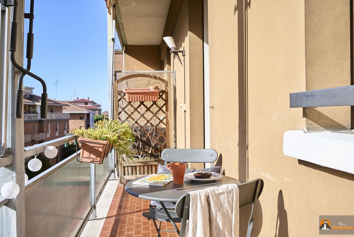 LUMINOSO QUADRILOCALE con TERRAZZO e ASCENSORE | In ZONA STRATEGICA e SERVITA a BOLOGNA