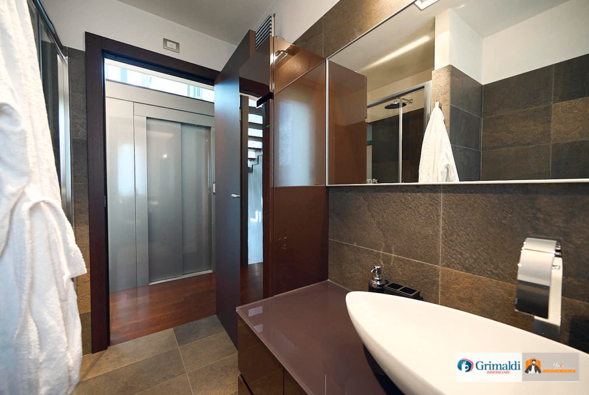VILLA di DESIGN con PISCINA PANORAMICA e ASCENSORE PRIVATO | LUSSO e PRIVACY a CASALECCHIO di RENO
