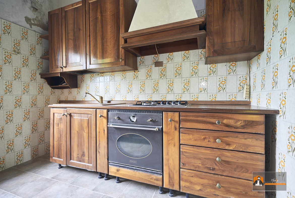 CASA INDIPENDENTE con TERRENO di 12.500 mq a MONTALBANO CAVRENNO (FI)
