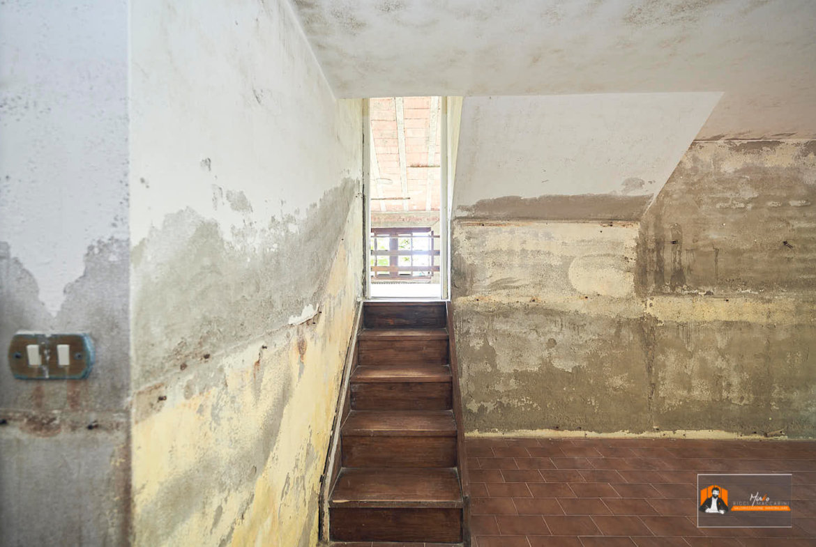CASA INDIPENDENTE con TERRENO di 12.500 mq a MONTALBANO CAVRENNO (FI)
