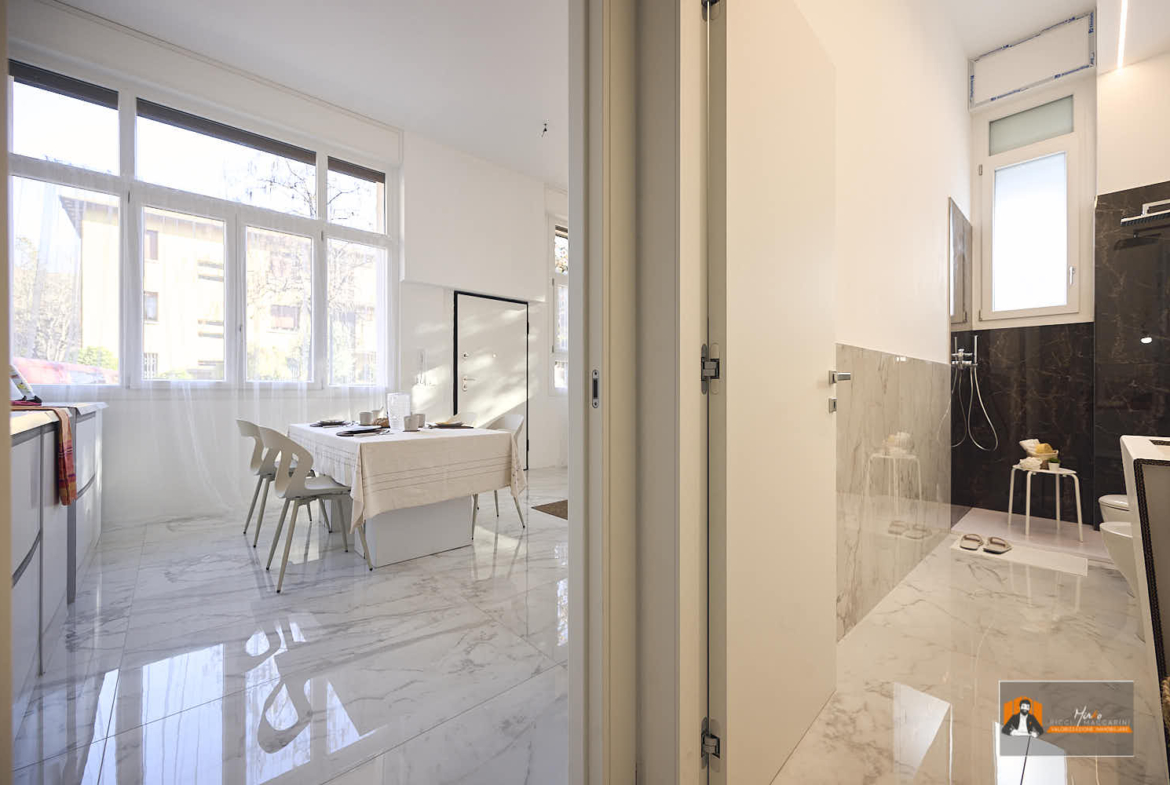 CASA LUCE – APPARTAMENTO RISTRUTTURATO in VENDITA | 2 CAMERE, 2 BAGNI, CABINA ARMADIO e POSTO AUTO |  In VIA ABRUZZO a BOLOGNA