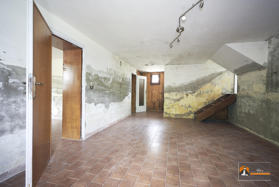 CASA INDIPENDENTE con TERRENO di 12.500 mq a MONTALBANO CAVRENNO (FI)