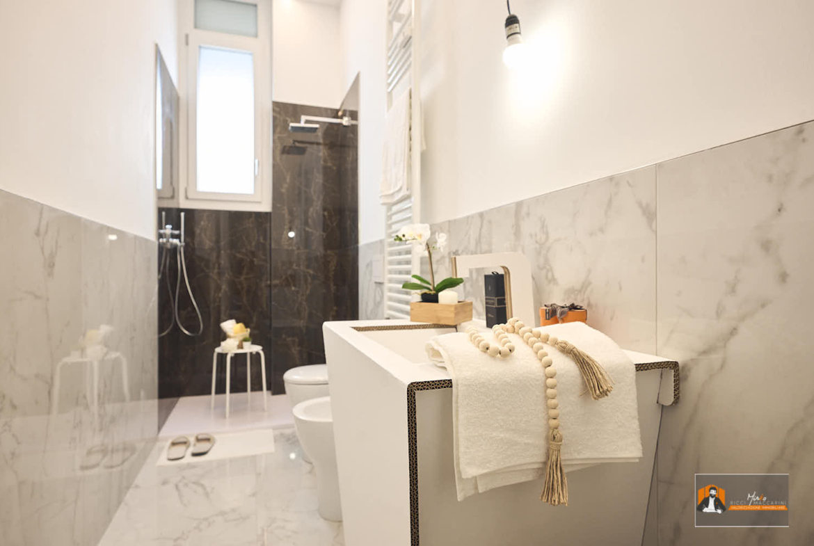 CASA LUCE – APPARTAMENTO RISTRUTTURATO in VENDITA | 2 CAMERE, 2 BAGNI, CABINA ARMADIO e POSTO AUTO |  In VIA ABRUZZO a BOLOGNA