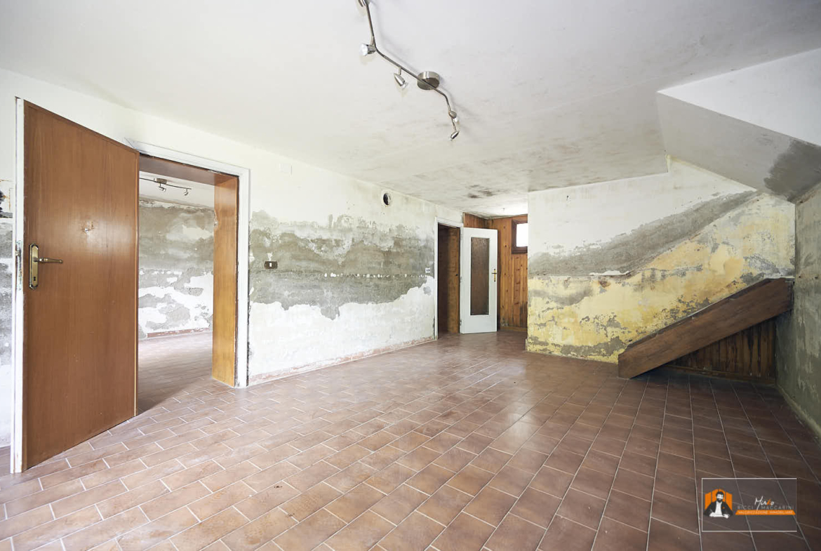CASA INDIPENDENTE con TERRENO di 12.500 mq a MONTALBANO CAVRENNO (FI)