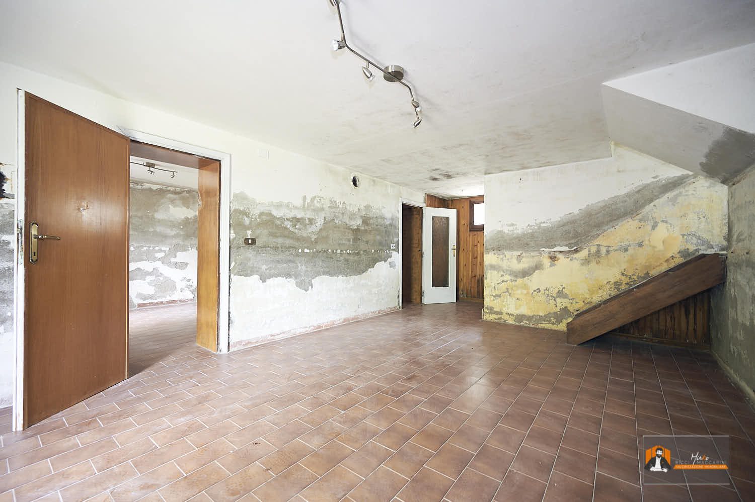 14 – Secondo salone – Villa – casa – monofamiliare – vendita – Firenzuola – passo della Raticosa – Bologna – Firenze CASA INDIPENDENTE con TERRENO di 12.500 mq a MONTALBANO CAVRENNO (FI)