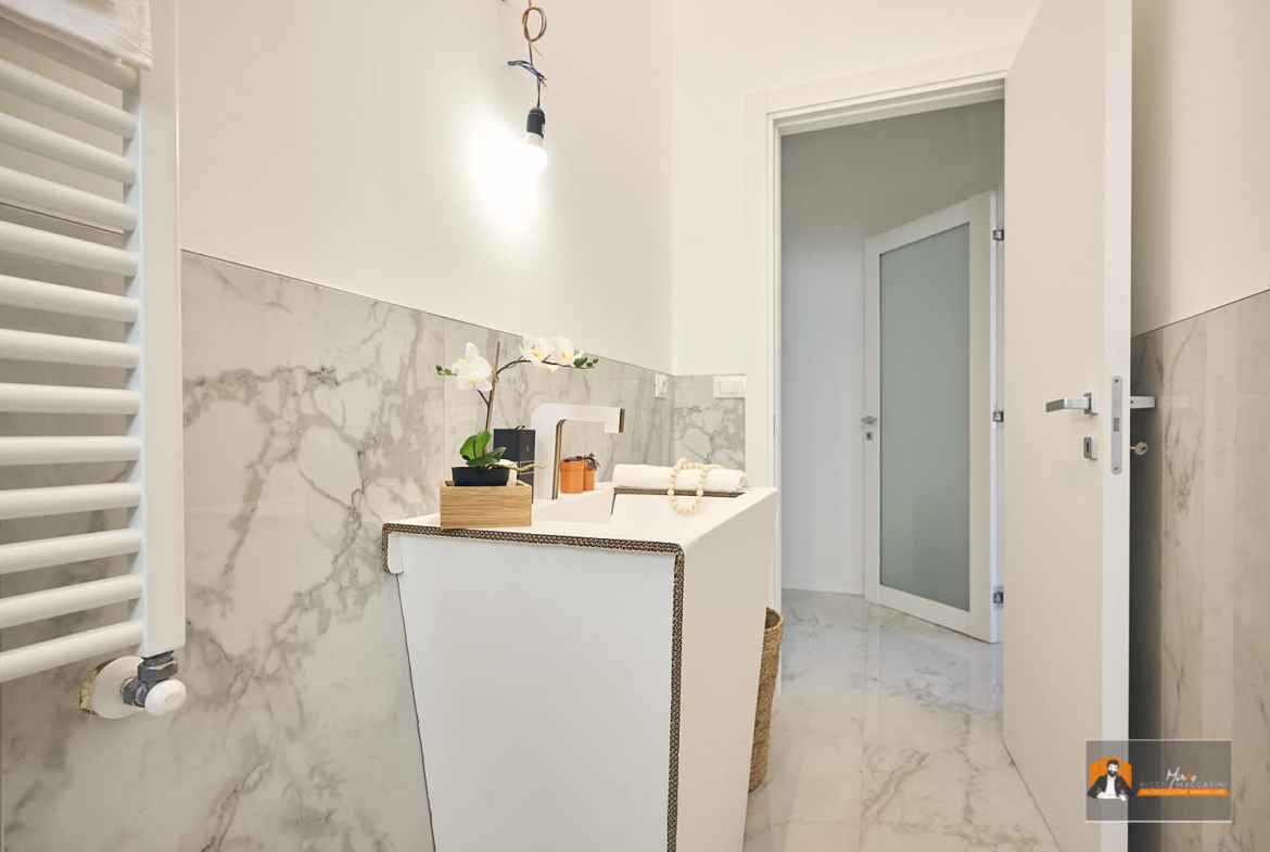 CASA LUCE – APPARTAMENTO RISTRUTTURATO in VENDITA | 2 CAMERE, 2 BAGNI, CABINA ARMADIO e POSTO AUTO |  In VIA ABRUZZO a BOLOGNA