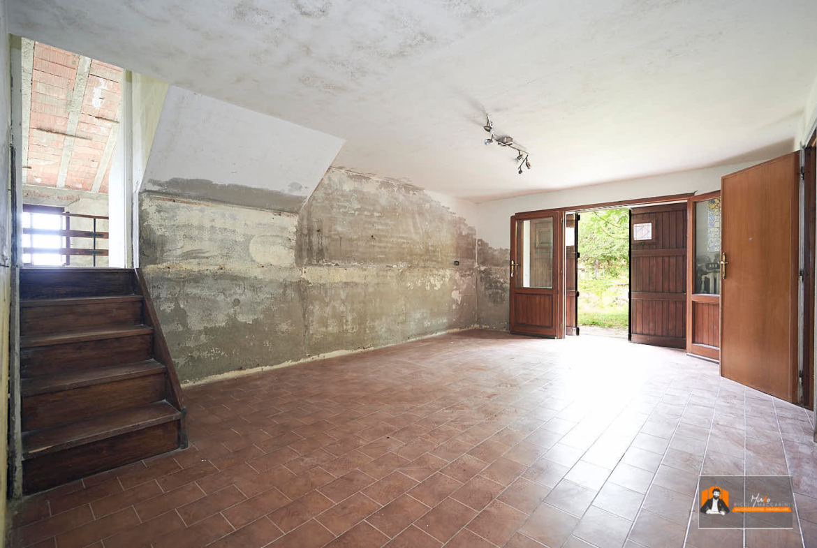 CASA INDIPENDENTE con TERRENO di 12.500 mq a MONTALBANO CAVRENNO (FI)