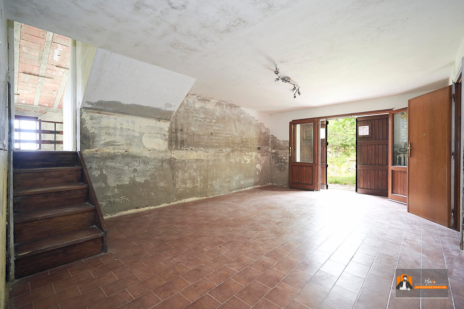 15 – secondo salone – Villa – casa – monofamiliare – vendita – Firenzuola – passo della Raticosa – Bologna – Firenze CASA INDIPENDENTE con TERRENO di 12.500 mq a MONTALBANO CAVRENNO (FI)