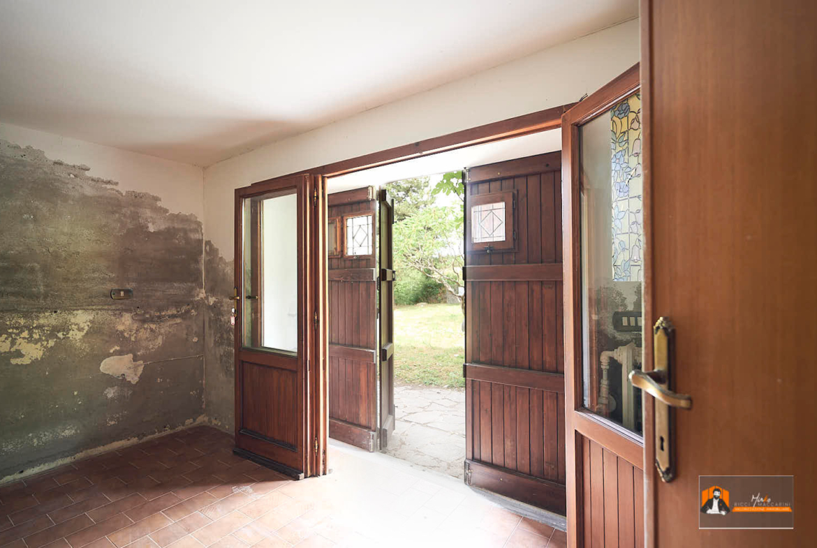 CASA INDIPENDENTE con TERRENO di 12.500 mq a MONTALBANO CAVRENNO (FI)