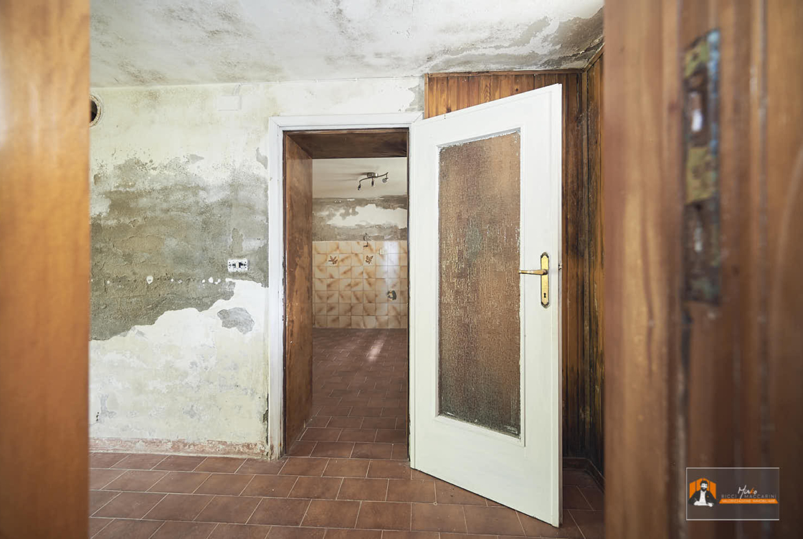 CASA INDIPENDENTE con TERRENO di 12.500 mq a MONTALBANO CAVRENNO (FI)