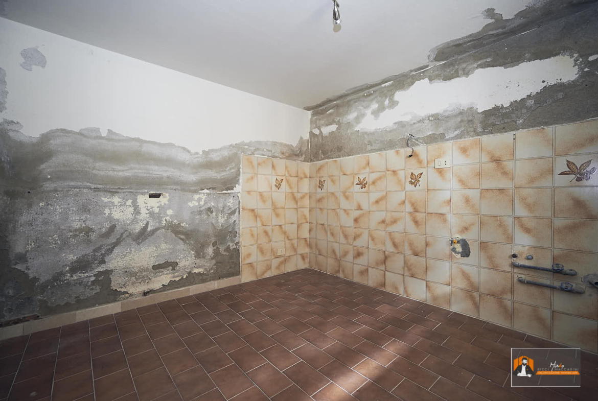 CASA INDIPENDENTE con TERRENO di 12.500 mq a MONTALBANO CAVRENNO (FI)