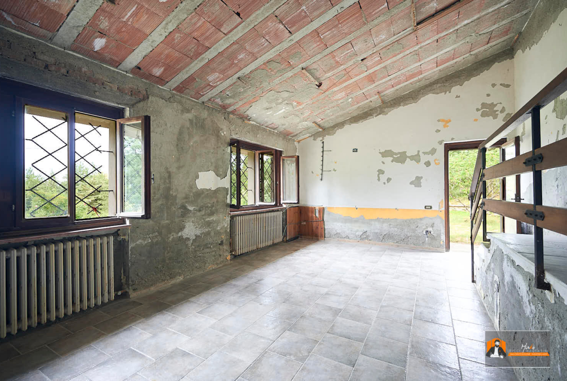 CASA INDIPENDENTE con TERRENO di 12.500 mq a MONTALBANO CAVRENNO (FI)