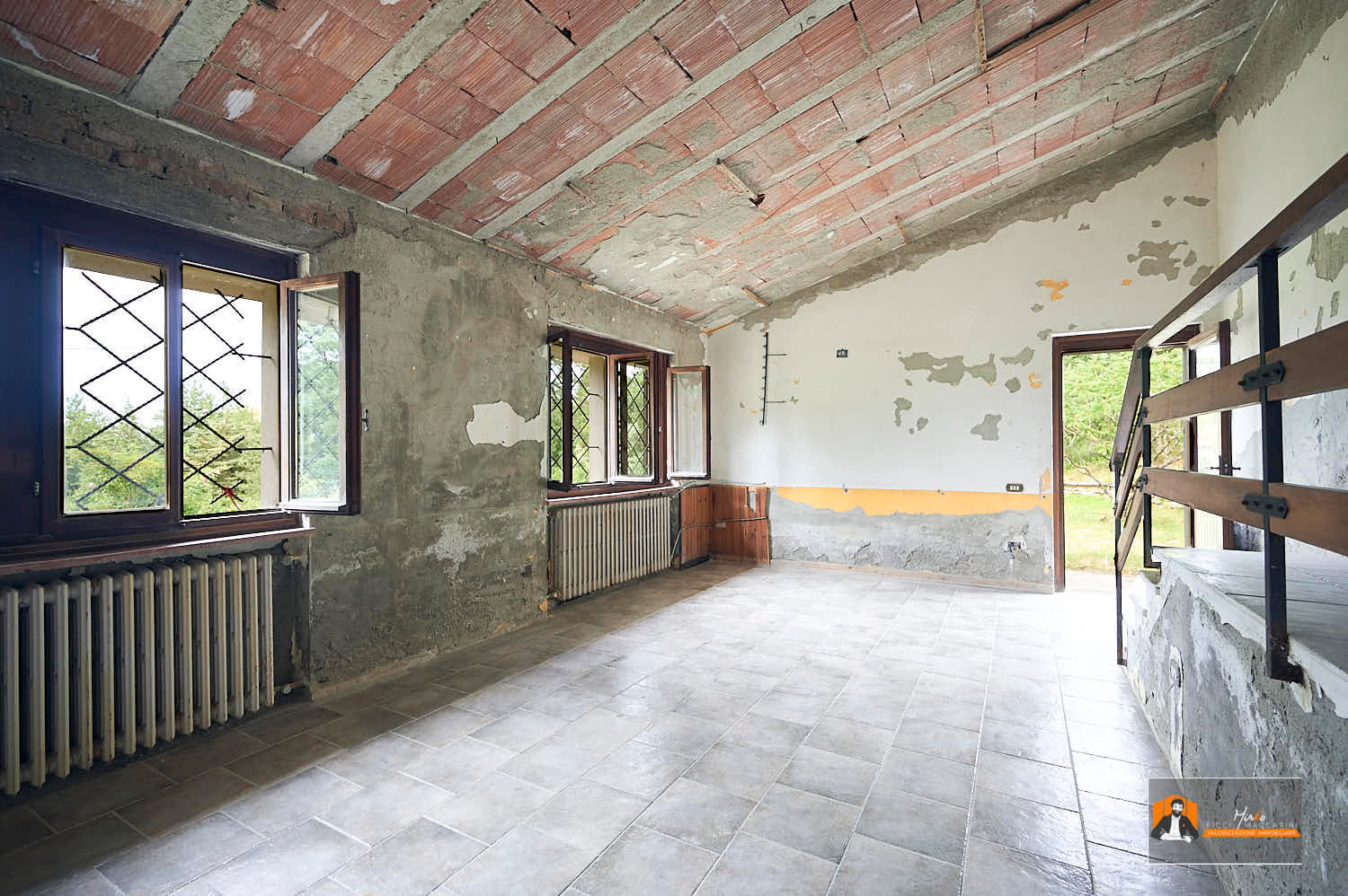 2 – Salone principale – Villa – casa – monofamiliare – vendita – Firenzuola – passo della Raticosa – Bologna – Firenze CASA INDIPENDENTE con TERRENO di 12.500 mq a MONTALBANO CAVRENNO (FI)