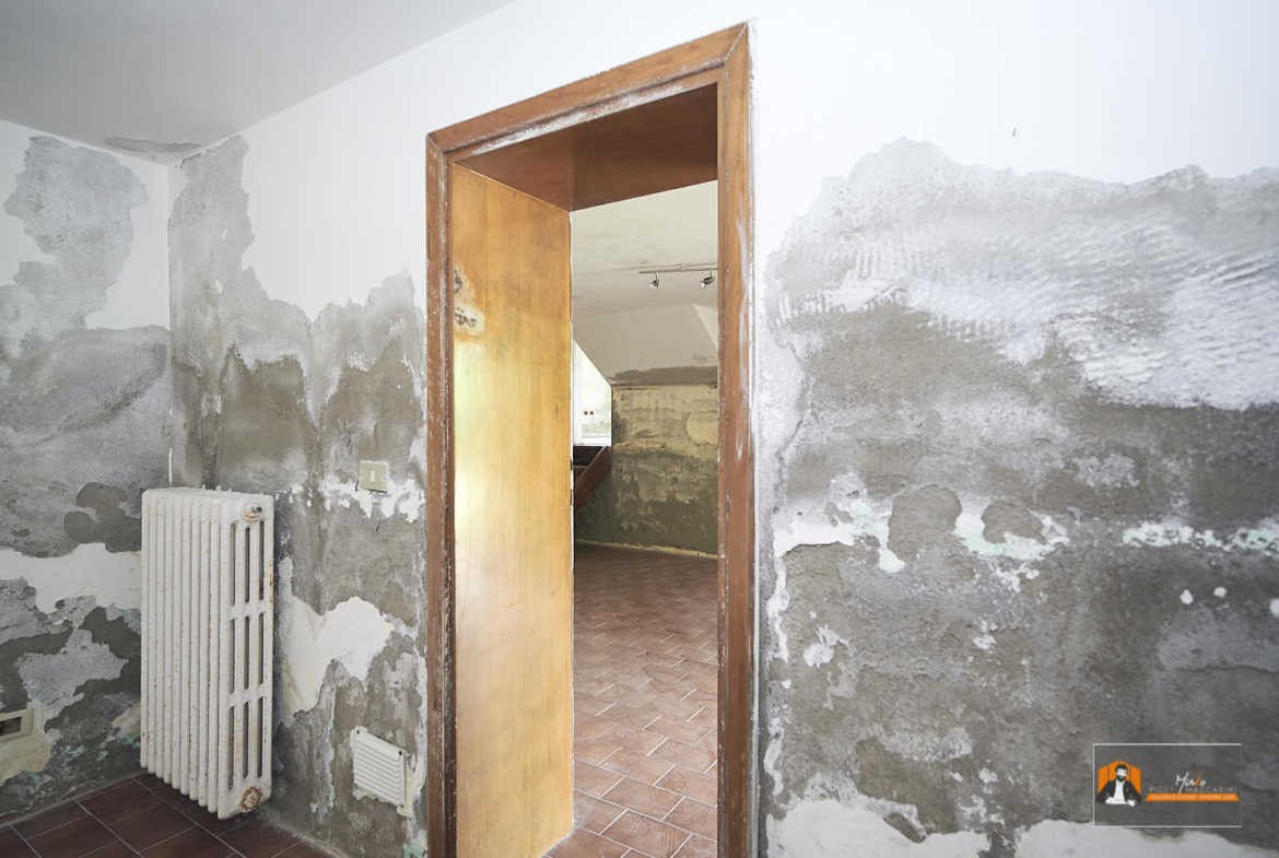CASA INDIPENDENTE con TERRENO di 12.500 mq a MONTALBANO CAVRENNO (FI)