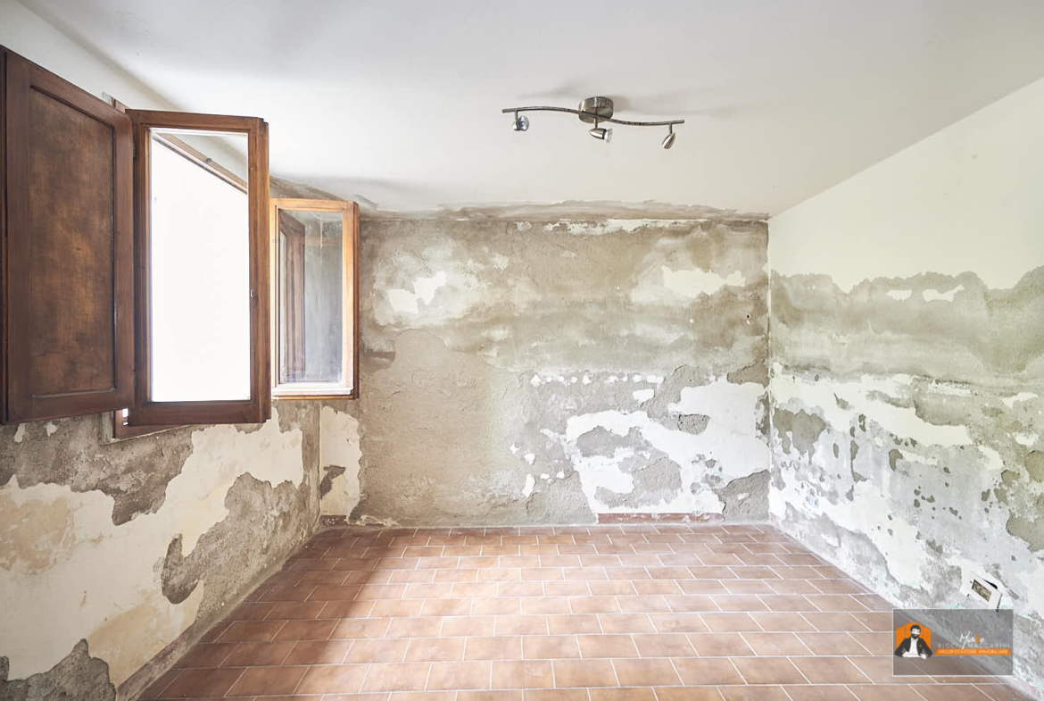 CASA INDIPENDENTE con TERRENO di 12.500 mq a MONTALBANO CAVRENNO (FI)