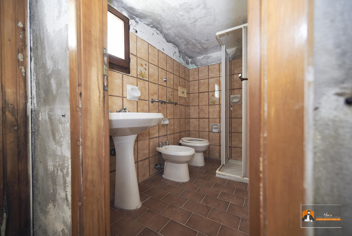 CASA INDIPENDENTE con TERRENO di 12.500 mq a MONTALBANO CAVRENNO (FI)