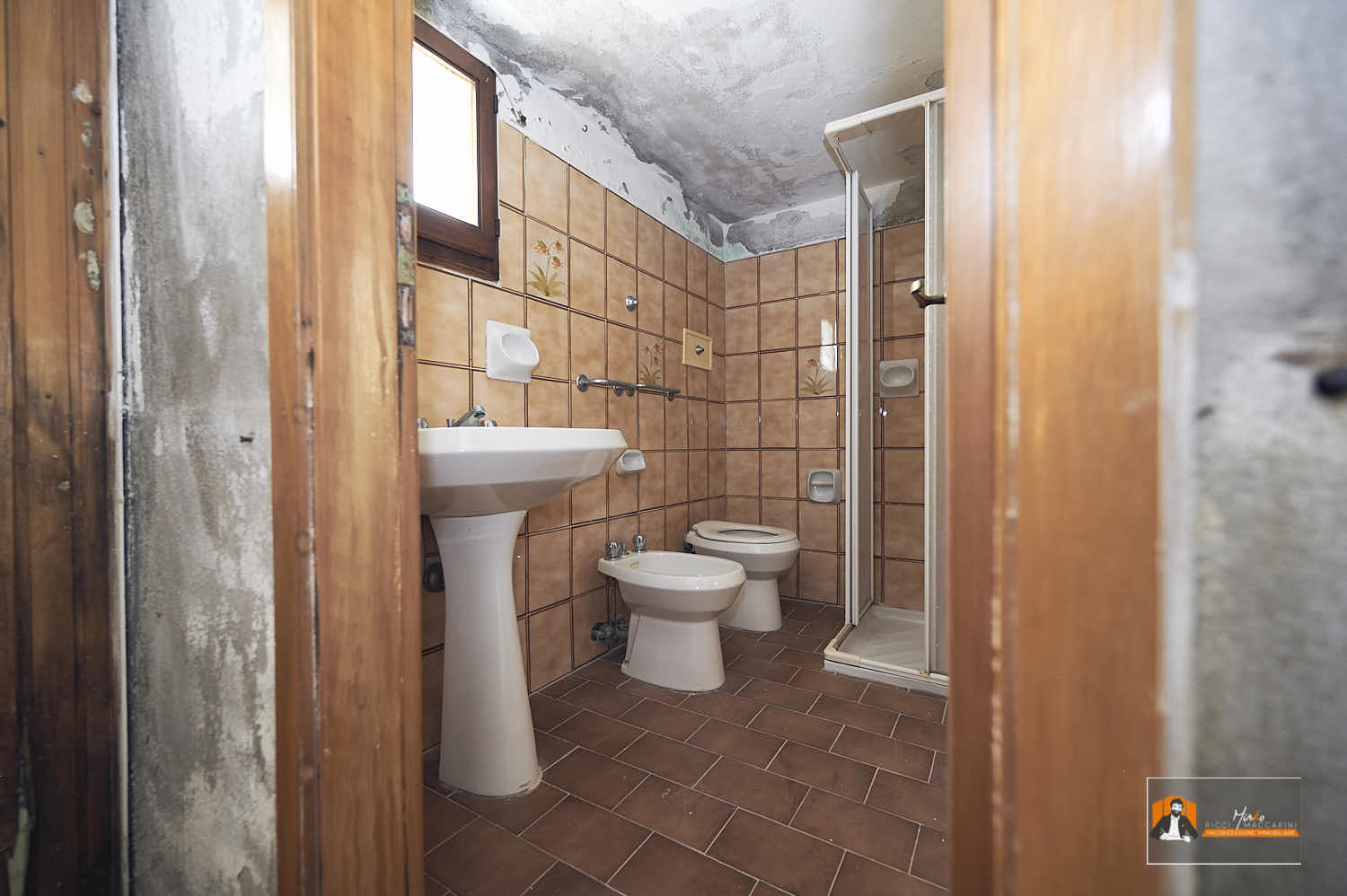 23 – Bagno piano terra finestrato – Villa – casa – monofamiliare – vendita – Firenzuola – passo della Raticosa – Bologna – Firenze CASA INDIPENDENTE con TERRENO di 12.500 mq a MONTALBANO CAVRENNO (FI)