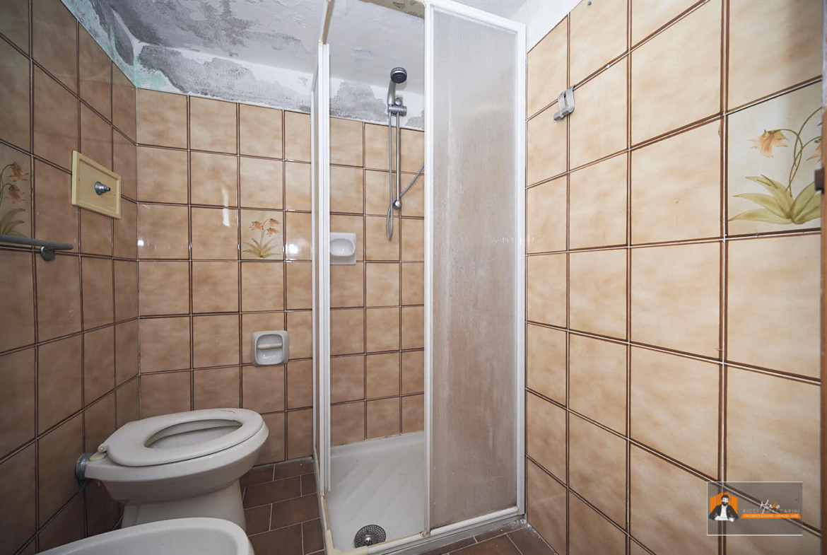 CASA INDIPENDENTE con TERRENO di 12.500 mq a MONTALBANO CAVRENNO (FI)