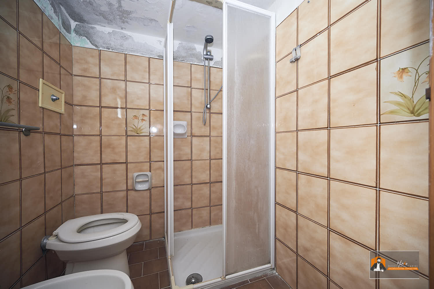 24 – Bagno piano terra finestrato – Villa – casa – monofamiliare – vendita – Firenzuola – passo della Raticosa – Bologna – Firenze CASA INDIPENDENTE con TERRENO di 12.500 mq a MONTALBANO CAVRENNO (FI)