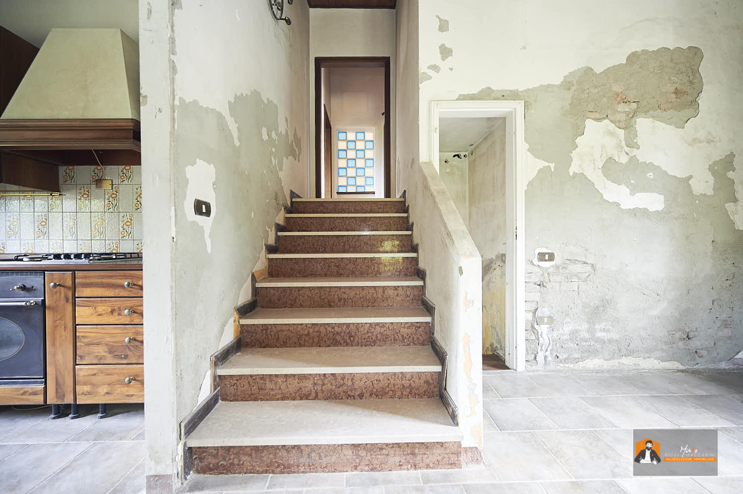 25 – Accesso zona notte e secondo soggiorno – Villa – casa – monofamiliare – vendita – Firenzuola – passo della Raticosa – Bologna – Firenze CASA INDIPENDENTE con TERRENO di 12.500 mq a MONTALBANO CAVRENNO (FI)