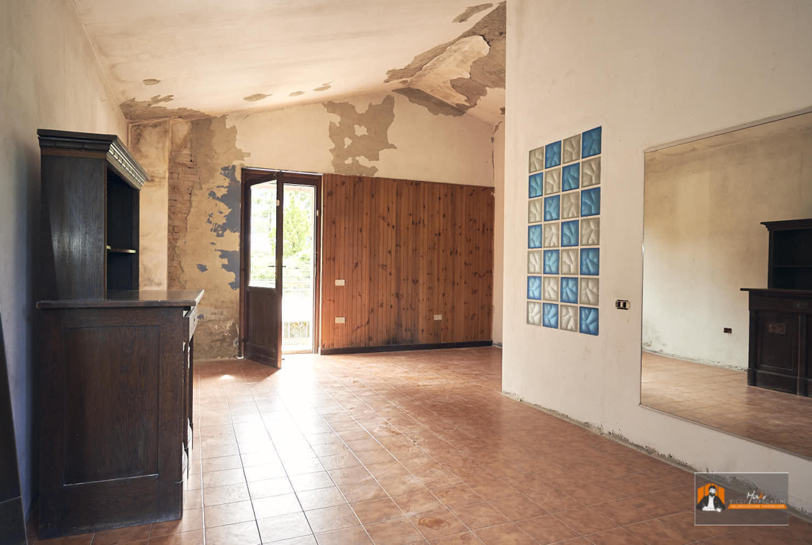 CASA INDIPENDENTE con TERRENO di 12.500 mq a MONTALBANO CAVRENNO (FI)