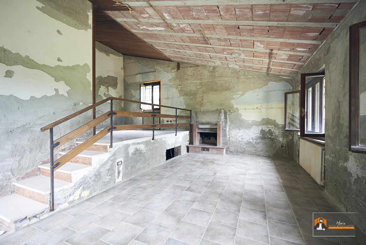 CASA INDIPENDENTE con TERRENO di 12.500 mq a MONTALBANO CAVRENNO (FI)