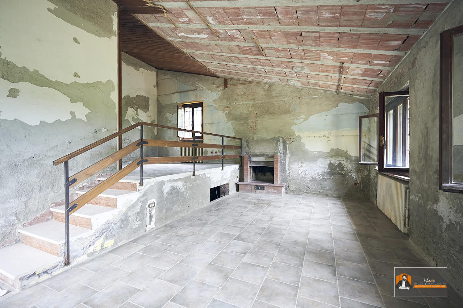 3 – Salone principale con camino – Villa – casa – monofamiliare – vendita – Firenzuola – passo della Raticosa – Bologna – Firenze CASA INDIPENDENTE con TERRENO di 12.500 mq a MONTALBANO CAVRENNO (FI)