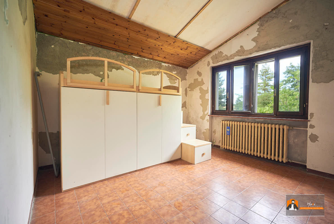 CASA INDIPENDENTE con TERRENO di 12.500 mq a MONTALBANO CAVRENNO (FI)