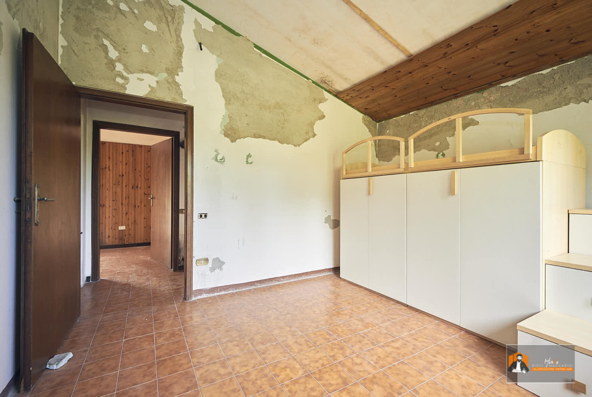 CASA INDIPENDENTE con TERRENO di 12.500 mq a MONTALBANO CAVRENNO (FI)