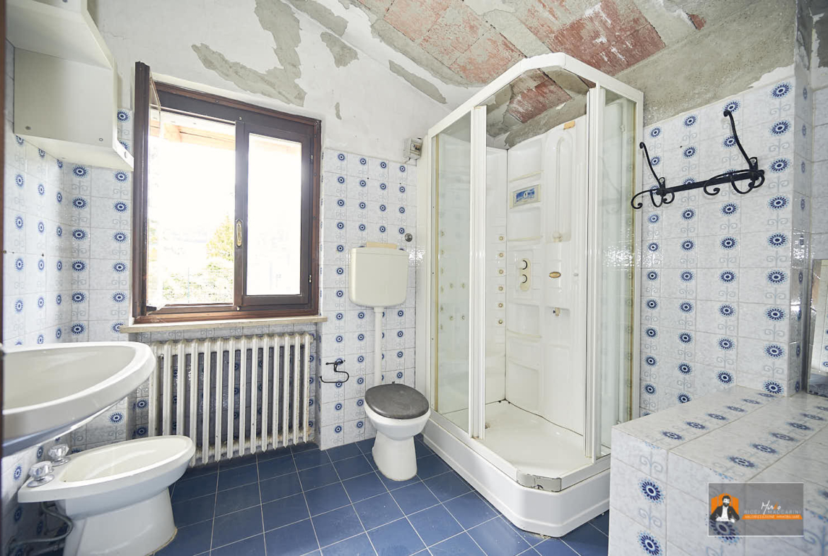 CASA INDIPENDENTE con TERRENO di 12.500 mq a MONTALBANO CAVRENNO (FI)