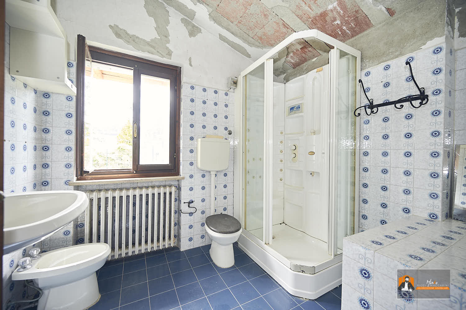 35 – Bagno secondo piano finestrato – Villa – casa – monofamiliare – vendita – Firenzuola – passo della Raticosa – Bologna – Firenze CASA INDIPENDENTE con TERRENO di 12.500 mq a MONTALBANO CAVRENNO (FI)