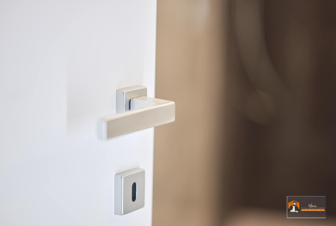 CASA LUCE – APPARTAMENTO RISTRUTTURATO in VENDITA | 2 CAMERE, 2 BAGNI, CABINA ARMADIO e POSTO AUTO |  In VIA ABRUZZO a BOLOGNA