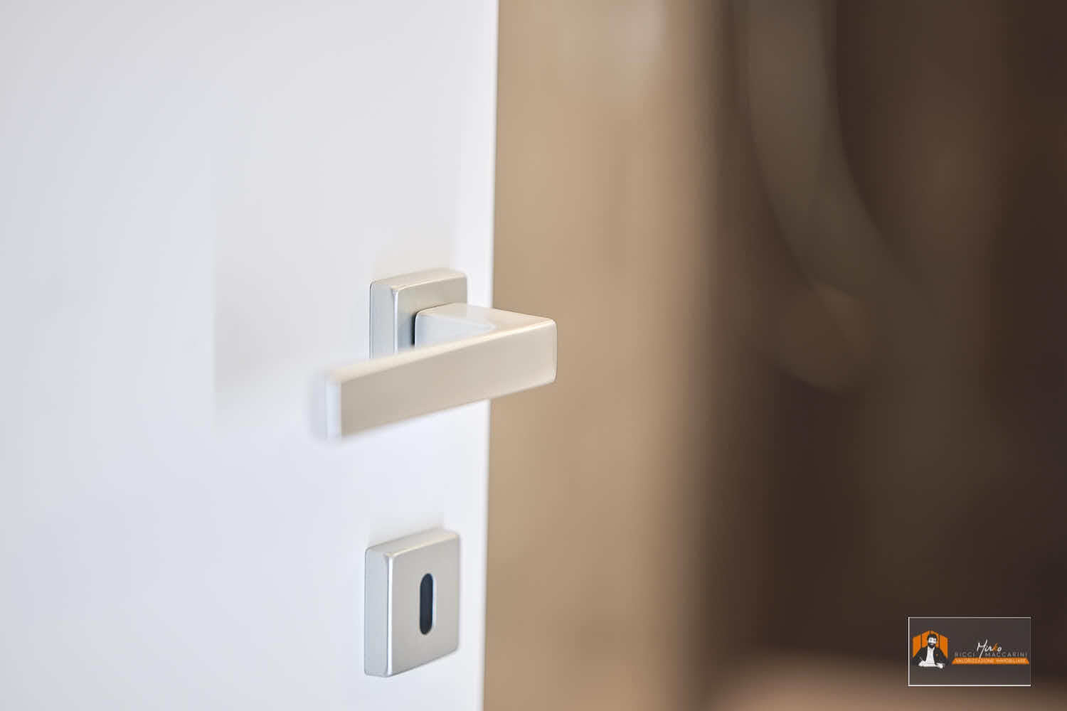 CASA LUCE – APPARTAMENTO RISTRUTTURATO in VENDITA | 2 CAMERE, 2 BAGNI, CABINA ARMADIO e POSTO AUTO |  In VIA ABRUZZO a BOLOGNA