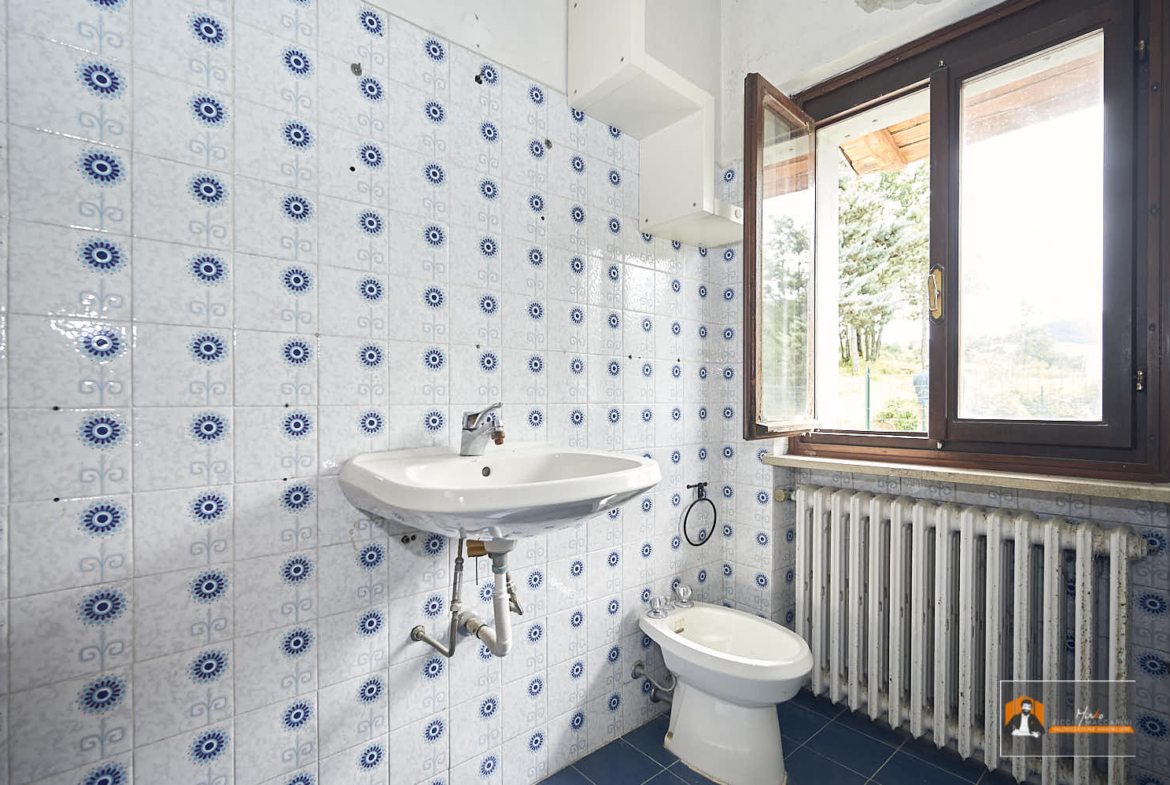 CASA INDIPENDENTE con TERRENO di 12.500 mq a MONTALBANO CAVRENNO (FI)