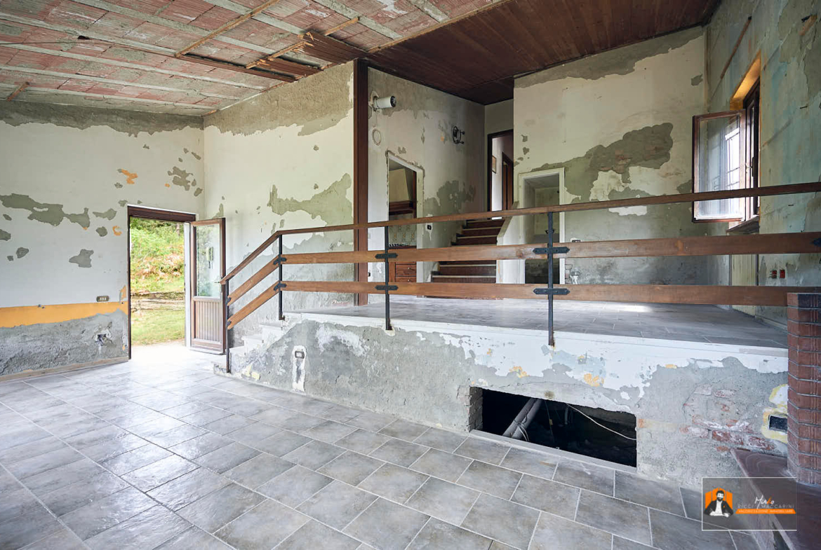 CASA INDIPENDENTE con TERRENO di 12.500 mq a MONTALBANO CAVRENNO (FI)