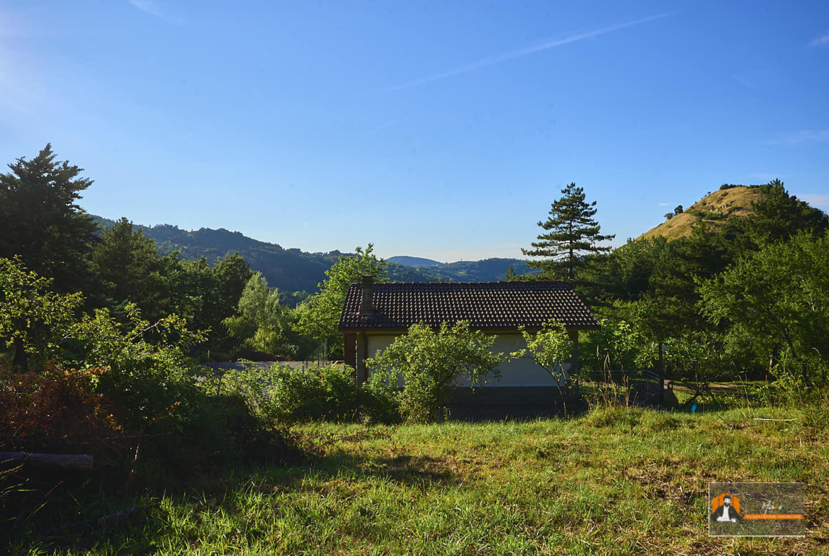 CASA INDIPENDENTE con TERRENO di 12.500 mq a MONTALBANO CAVRENNO (FI)