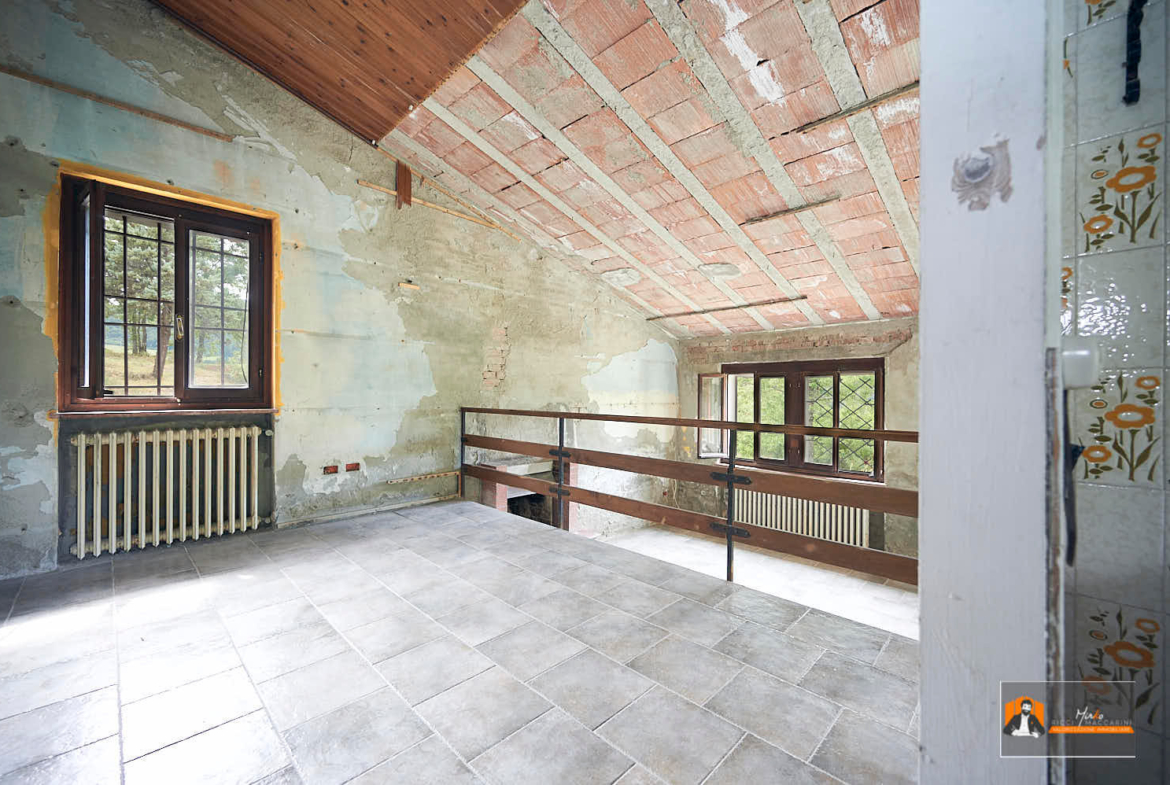 CASA INDIPENDENTE con TERRENO di 12.500 mq a MONTALBANO CAVRENNO (FI)