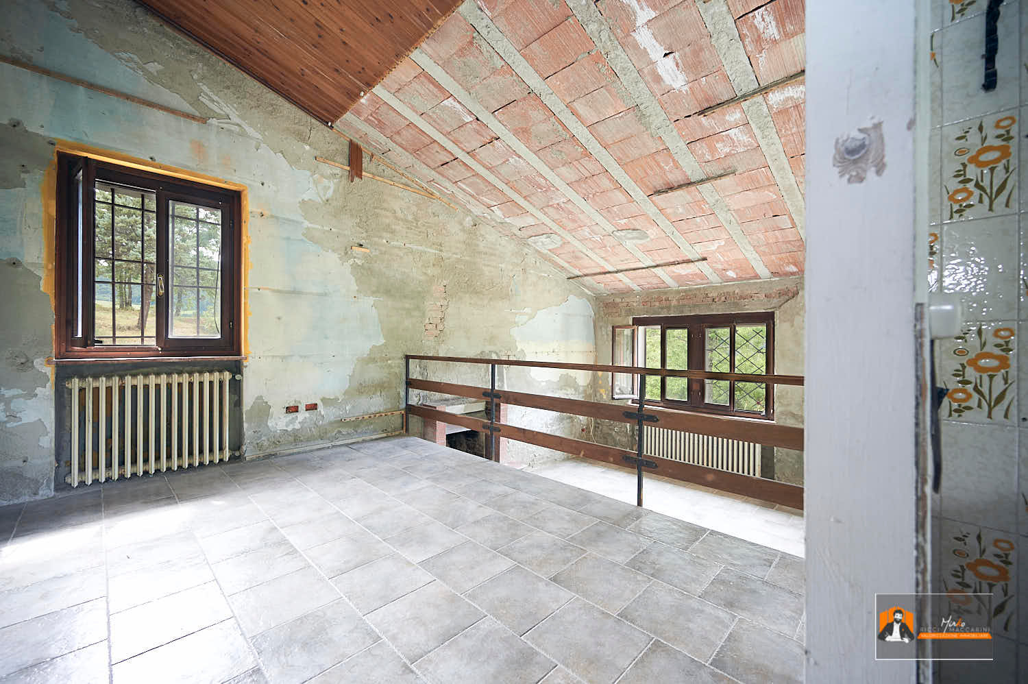 6 – Mezzanino salone principale – caminetto -Villa – casa – monofamiliare – vendita – Firenzuola – passo della Raticosa – Bologna – Firenze CASA INDIPENDENTE con TERRENO di 12.500 mq a MONTALBANO CAVRENNO (FI)