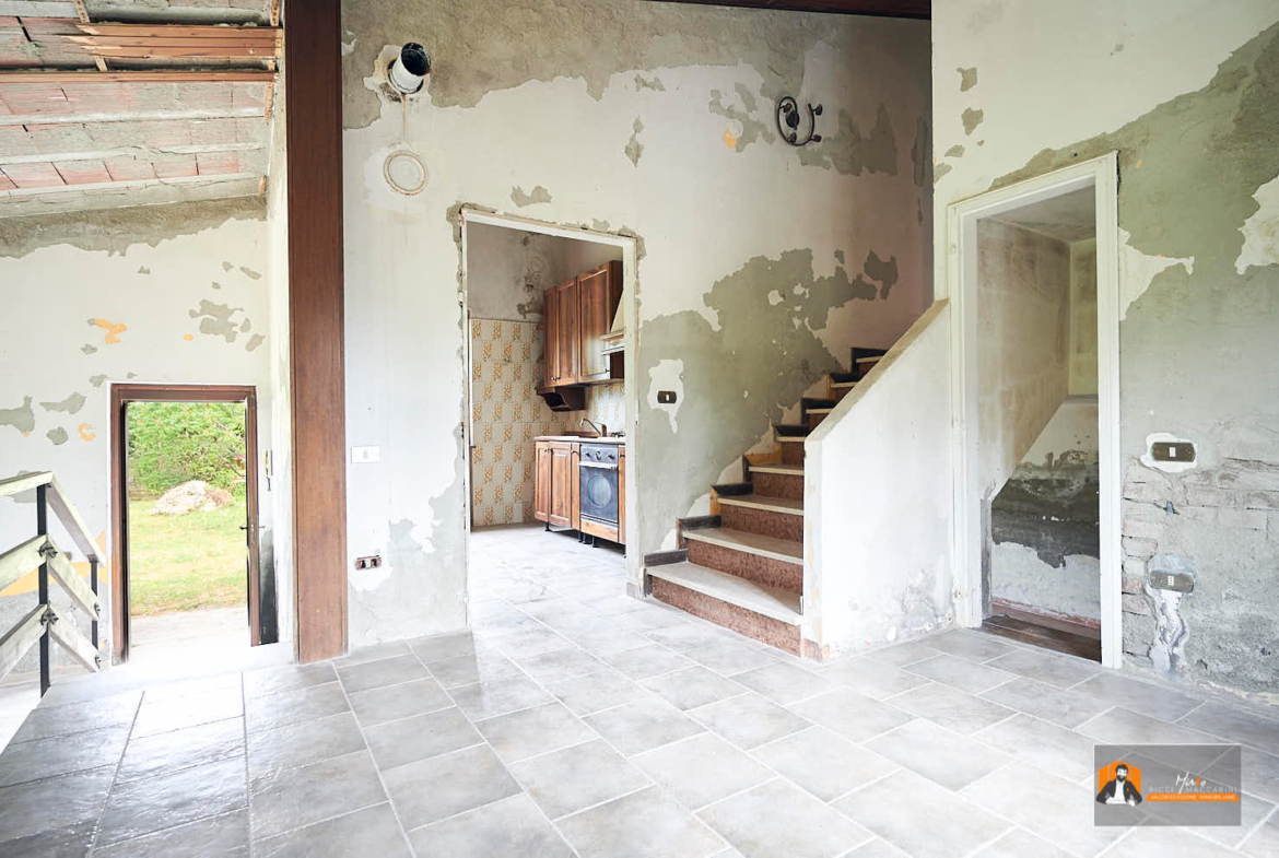 CASA INDIPENDENTE con TERRENO di 12.500 mq a MONTALBANO CAVRENNO (FI)