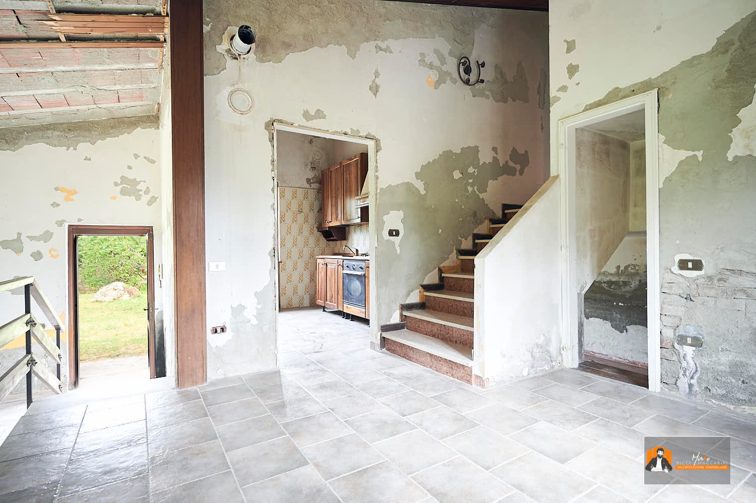 7 – Ingresso – mezzanino salone principale – cucina – Villa – casa – monofamiliare – vendita – Firenzuola – passo della Raticosa – Bologna – Firenze CASA INDIPENDENTE con TERRENO di 12.500 mq a MONTALBANO CAVRENNO (FI)