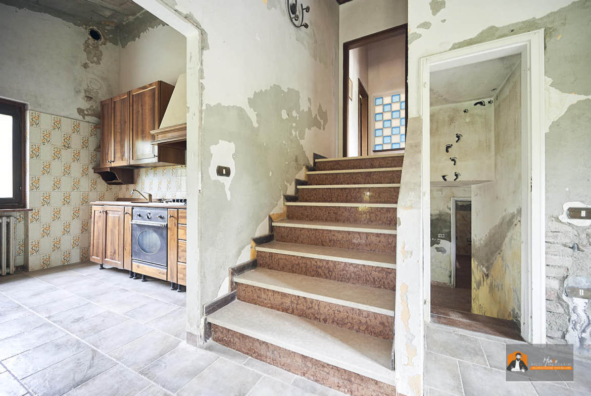 CASA INDIPENDENTE con TERRENO di 12.500 mq a MONTALBANO CAVRENNO (FI)