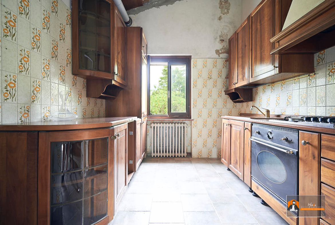 CASA INDIPENDENTE con TERRENO di 12.500 mq a MONTALBANO CAVRENNO (FI)